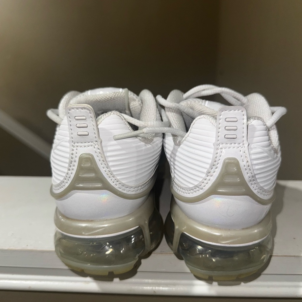 Women’s Nike VaporMax - Picture 4 of 8